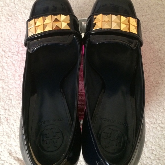 TORY BURCH Shiny Patent Leather Gold Studs Pumps - Picture 2 of 6